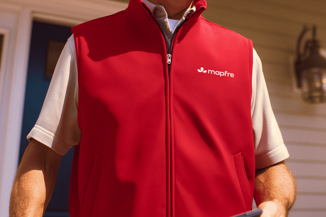 Trabalhador da Mapfre com jaqueta vermelha